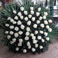 18. Álló koszorú, 1 m, fehér rózsa pálma levelekkel: 