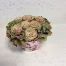 44. Ròzsàs  készítmény porcelánban ( a tartó változhat, de színben harmonizál a virággal ) - több színben kérhető ( képen S méret )