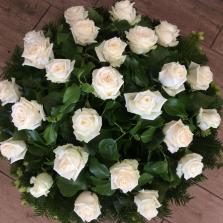 42. Fekvő koszorú I.oszt nagyfejű aznapi rózsa , fehér, sárga, bordó, rózsaszín, narancs színekben is kérhető