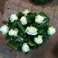 6. Sírcsokor rózsából fenyôvel és egzotikus zöldekkel vizes oázisban, bármilyen színû rózsából .  